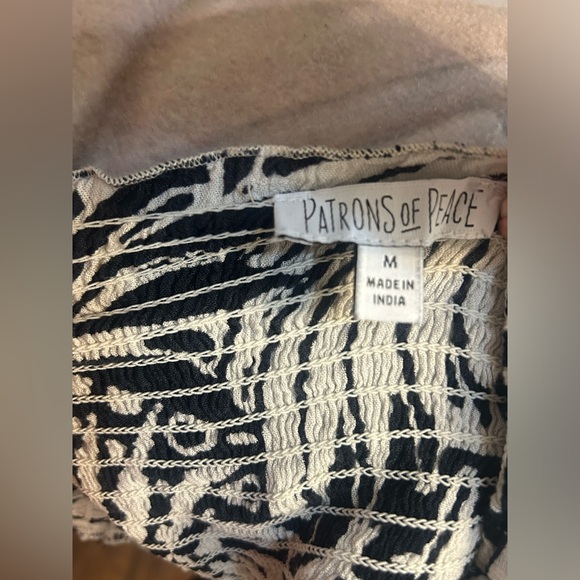 Patrons of Peace Black and White Pattern Cropped Halter Top. Size Medium. - Picture 6 of 8